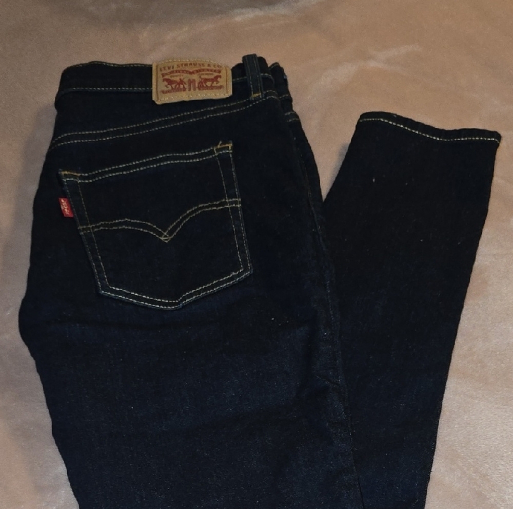 SOLD -----Levi's Women's Super Skinny Jeans - Dark Blue Sz 31